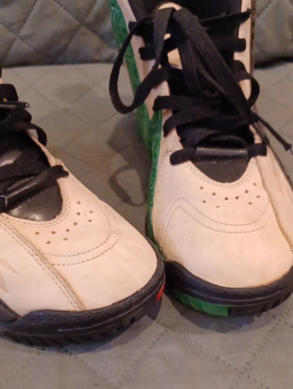 Reebox Mens White and Black High-Top Athletic Shoes with Green Accent Sz 8